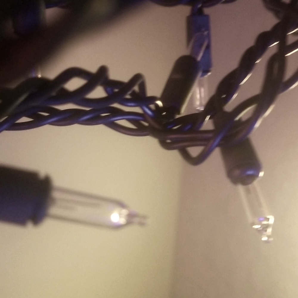 HANGING STRING LIGHTS – WHITE LIGHT BULBS – CHRISTMAS DECORATIONS – HOLIDAY DECO